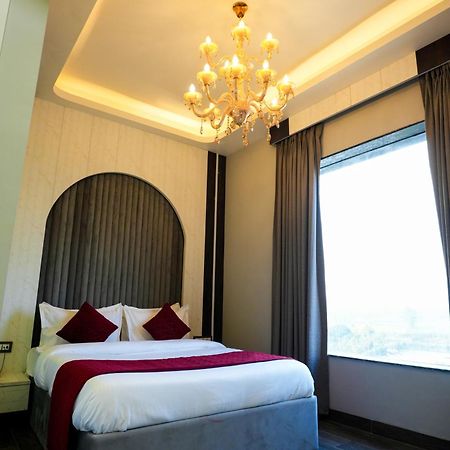 Hotel Adsan Heights Gajraula Екстериор снимка