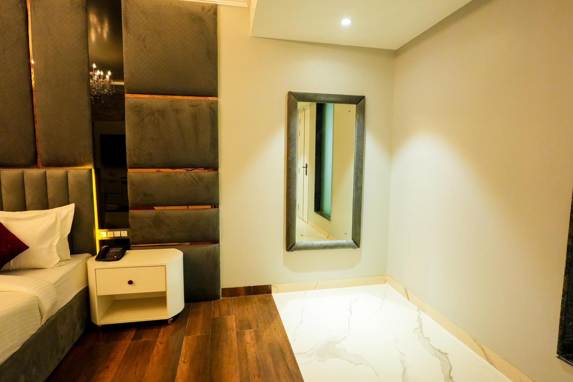 Hotel Adsan Heights Gajraula Екстериор снимка