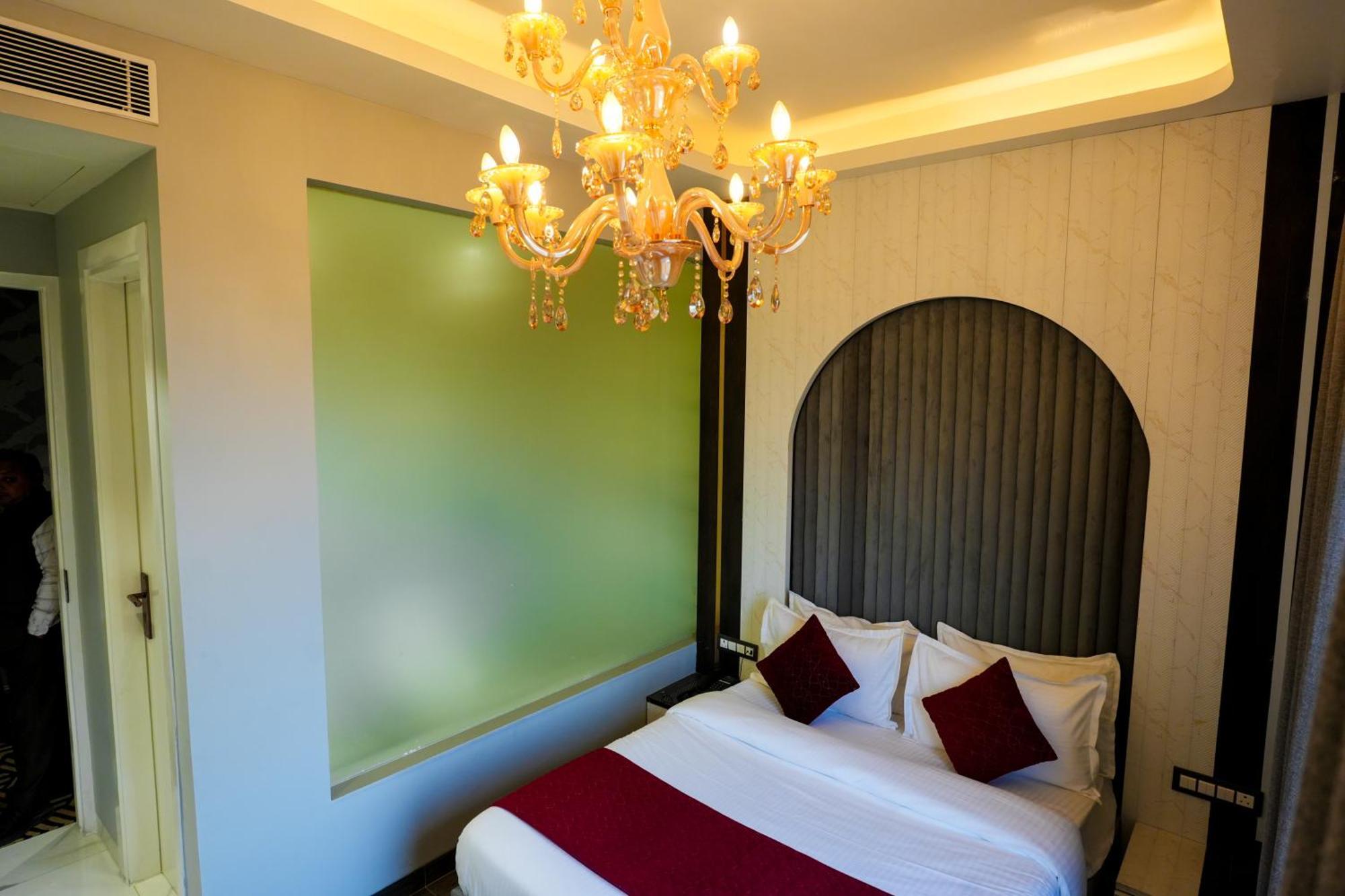 Hotel Adsan Heights Gajraula Екстериор снимка